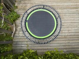 mini trampoline pour rebondir faire des exercices sur une en bois arrière-cour pont, Haut vue photo