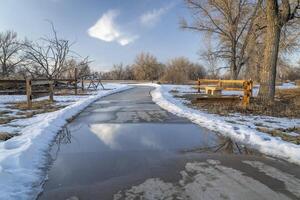 pavé bicyclette Piste dans hiver paysage - poudre rivière Piste près greley dans Colorado photo