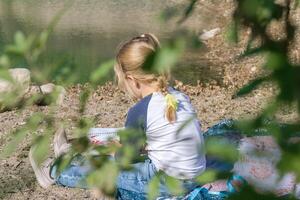 une serein moment en train de lire par le bord de la rivière, entouré par natures tranquillité et paisible ambiance photo