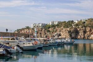 antalya, dinde - novembre 15, 2022. petit pêche bateaux amarré dans une port avec falaise. photo