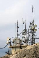 Kemer, dinde - novembre 30, 2022. rocheux sommet de la colline télécommunications équipement. photo