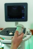 détail de ordinateur ultrason avec radiographie dans moderne clinique. balayage diagnostique équipement. Nouveau méthodes de traitement. fermer. photo
