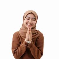 ai généré magnifique asiatique musulman femme avec une radiant sourire, fabrication un eid mubarak salutation geste, isolé sur une nettoyer arrière-plan, représentant le concept de religieux mode de vie photo