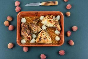 une assiette de poulet frit avec litchi. photo