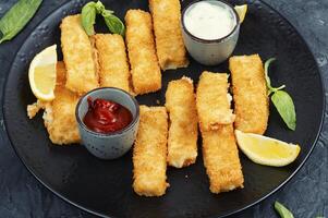 pané poisson les doigts avec citron, poisson des bâtons. photo