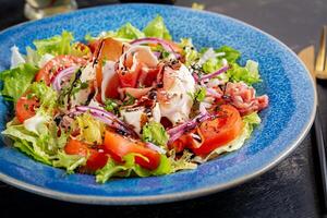 salade avec prosciutto, mozzarella, tomates et rouge oignon. en bonne santé alimentaire. céto, cétogène régime. photo