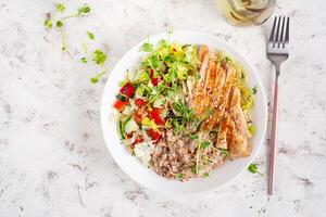 le déjeuner flocons d'avoine bouillie avec grillé poulet filet et Frais des légumes. en bonne santé équilibré aliments. branché aliments. Haut voir, plat allonger photo