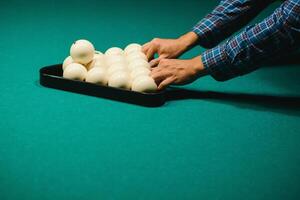 blanc billard des balles pour russe billard, dans une Triangle sur le tableau. photo