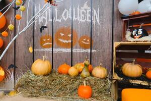 Halloween citrouilles dans rustique Contexte photo