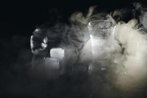 Vodka coups avec la glace sur noir tableau, copie espace. photo