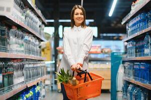 femme épicerie achats et à la recherche très content photo