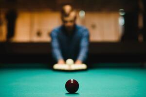 Jeune homme en jouant billard. dépenses gratuit temps sur jeux d'argent photo