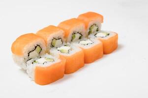 Sushi rouleau sur une blanc Contexte photo