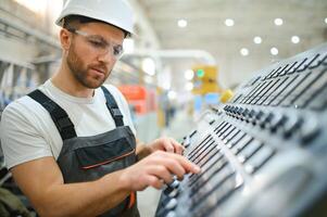 usine ouvrier. homme travail sur le production ligne photo