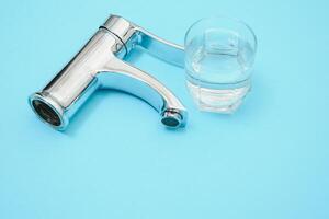 double manipuler l'eau robinet. Nouveau chrome ou acier mixer robinet photo