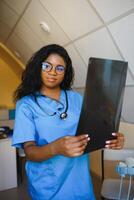 magnifique africain américain soins de santé ouvrier avec radiographie, médical international concept, noir médecin pensée, moderne étudiant photo