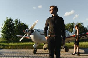 réussi homme d'affaire dans aéroport. réussi affaires concept. photo