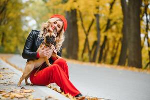 femme avec chien marchant dans le parc photo