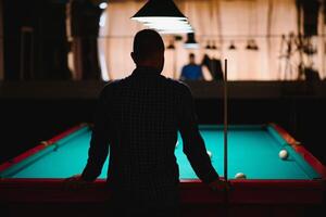 en jouant billard - fermer coup de une homme en jouant billard photo