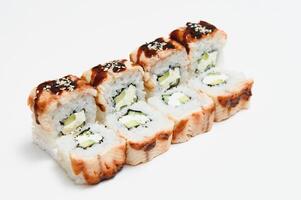 Japonais Fruit de mer Sushi , rouleau sur une blanc Contexte photo