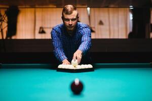 en jouant billard - fermer coup de une homme en jouant billard photo