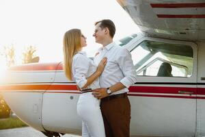 couple dans l'amour étreindre près privé avion. sélectif concentrer photo