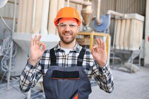 usine ouvrier. homme travail sur le production ligne photo