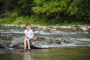 photo de petit garçon pêchant