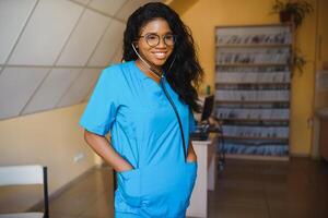 portrait de africain femelle médecin à lieu de travail photo