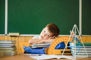 retour à école. marrant peu garçon près tableau noir. enfant de élémentaire école. éducation. photo