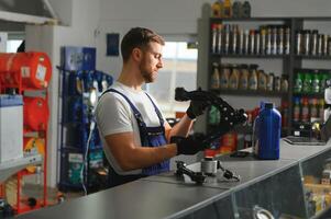 Ventes consultant dans une voiture les pièces et accessoires boutique photo