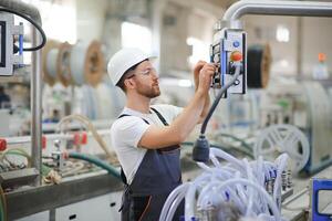 portrait de usine ouvrier. Jeune Beau usine ouvrier photo