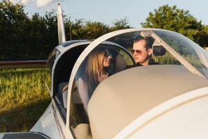 portrait de sur de soi Jeune homme pilote dans petit avion photo