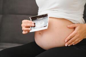 Enceinte femme mains en portant ultrason photo