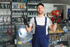 une vendeur dans un auto les pièces magasin. vente au détail Commerce de auto les pièces photo