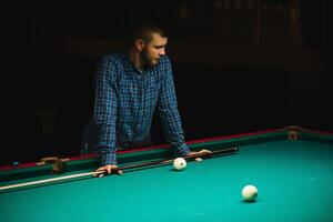 en jouant billard - fermer coup de une homme en jouant billard photo