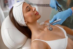 professionnel femelle cosmétologue effectuer une procédure dans une cosmétologie clinique photo