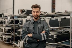 barbu homme avion mécanicien permanent dans hangar photo