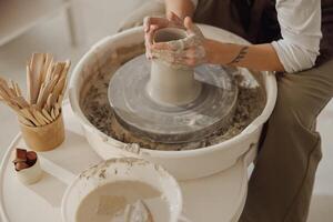 proche en haut de d'artisan mains façonner argile bol dans poterie studio. poterie art et la créativité photo