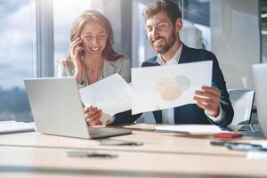 souriant affaires gens à travail parler téléphone pendant réunion et discuter affaires photo