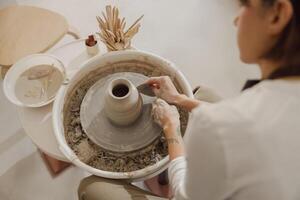 proche en haut de d'artisan mains façonner argile bol dans poterie studio. poterie art et la créativité photo