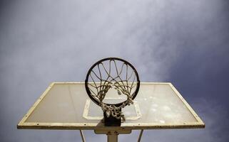 basketball tribunal avec ciel photo