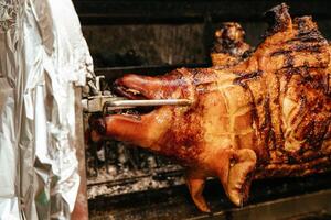 rôti entier porc affiché à traditionnel Extérieur barbecue photo