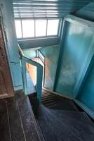 en bois escalier dans un vieux propriété maison photo