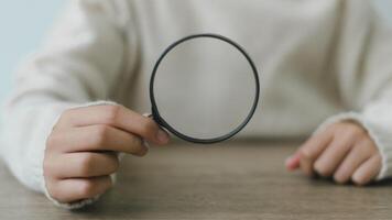 femme en portant grossissant verre, fermer. trouver mots clés concept photo