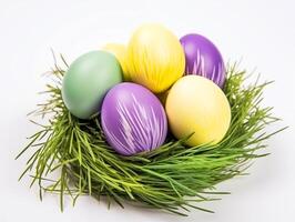 ai généré fermer. Pâques des œufs jaune, vert et violet mensonge dans vert herbe dans le forme de une nid photo