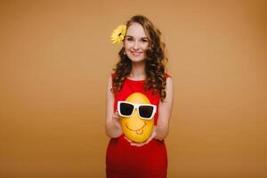 portrait de une content Jeune femme en portant une melon avec lunettes. melon avec une sourire photo