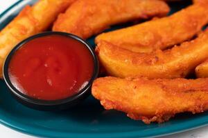 pommes de terre coins avec tomate sauce servi dans plat isolé sur Contexte côté vue de Fast food photo