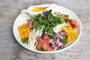 le local salade servi dans une plat isolé sur gris Contexte côté vue de salade photo