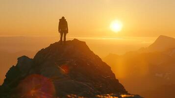 ai généré les voyageurs silhouette embrasse Montagne de pointe à le coucher du soleil baigné dans chaud d'or lumière photo